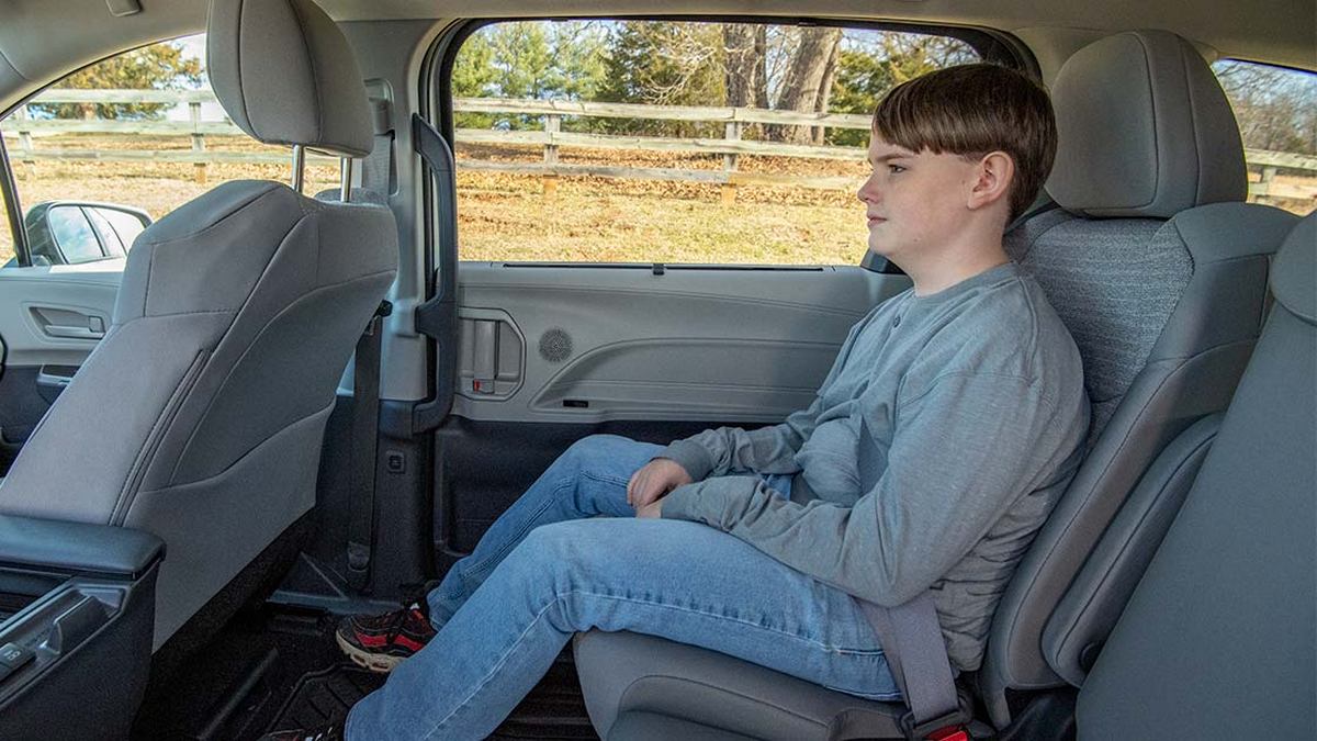 國外網友上傳影片表示搭乘車輛只做副駕駛座後方，許多網友紛紛在影片底下留言分享車內安全座位看法。