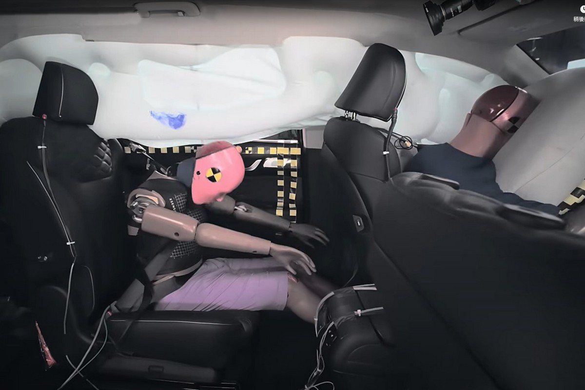 兒童安全座椅廠商與NHTSA皆認為後座中間座位相對安全。