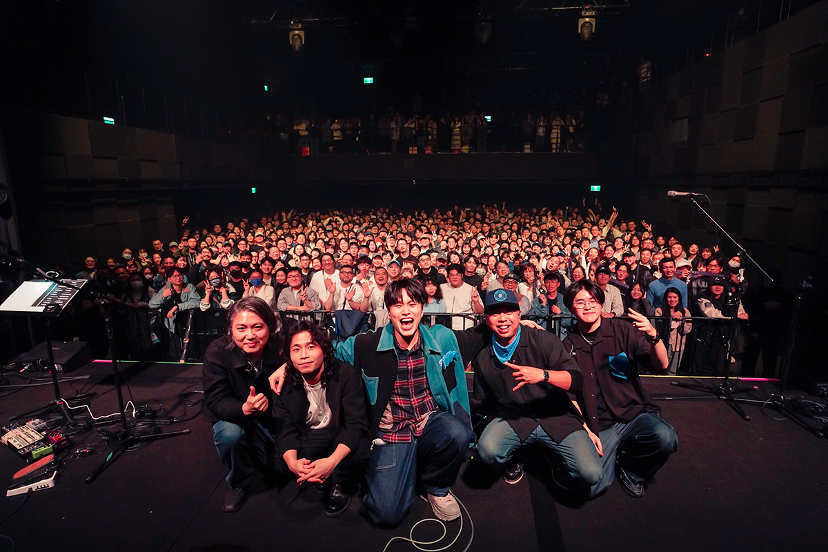 【車勢星聞】陳以恆與樂手、歌迷大合照（圖_ 持之音 提供）