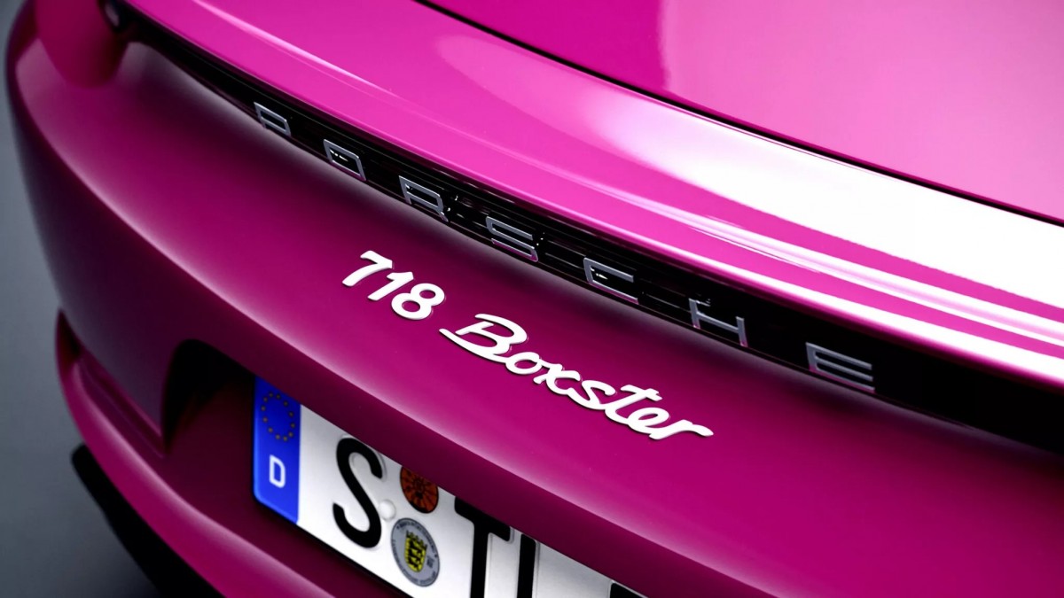 原先Porsche計畫要讓新一代Boxster與Cayman改為純電動力，但電動市場需求不如預期，之後則改為油/電併行。