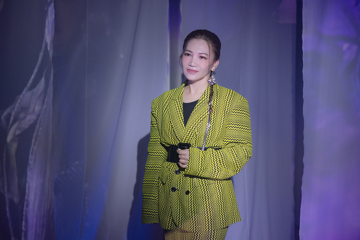 【車勢星聞】黃妃《江湖女俠》收錄10首全新作品，題材橫跨江湖豪情、抒情思念等多層次。（圖：華特唱片提供） 