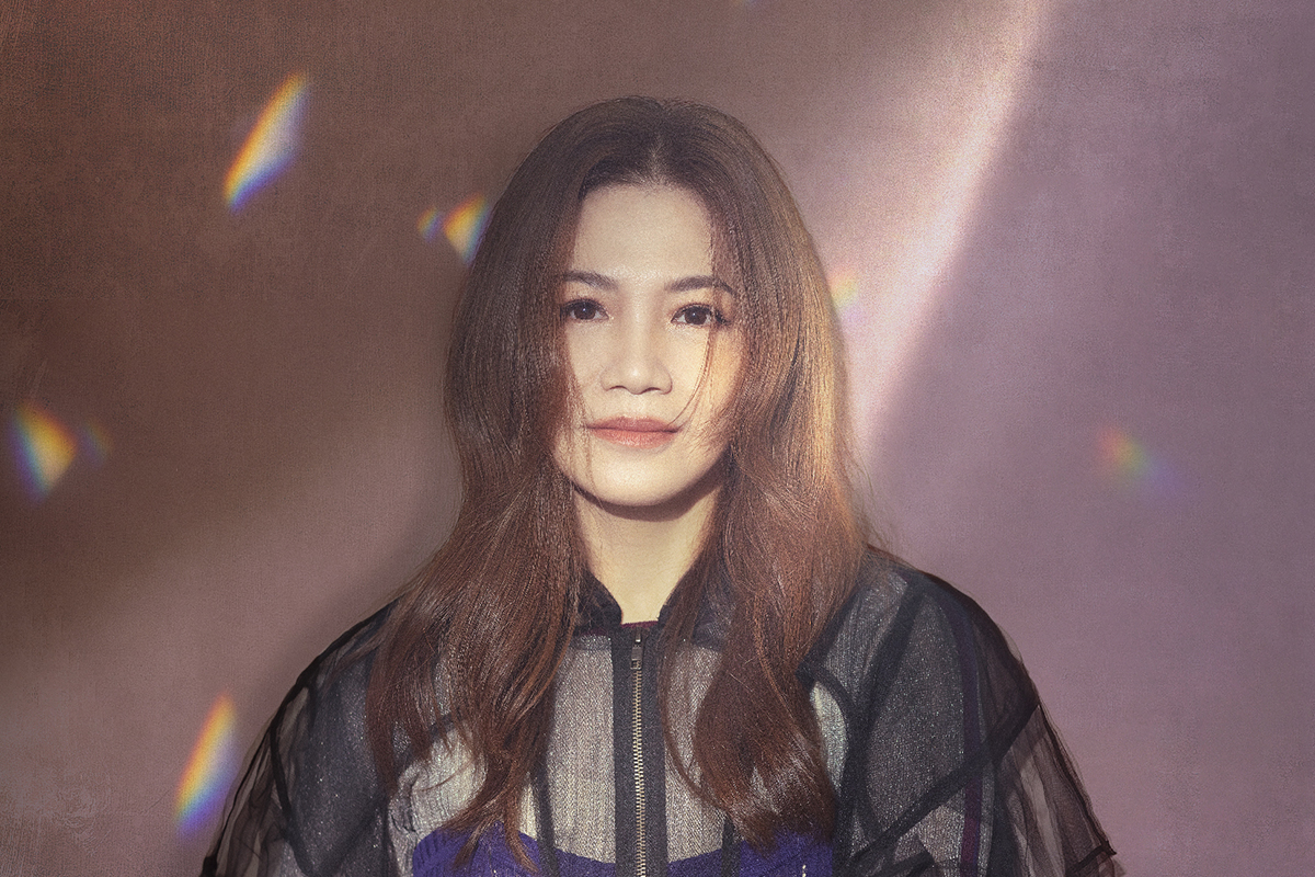 【車勢星聞】黃妃《江湖女俠》收錄10首全新作品，題材橫跨江湖豪情、抒情思念等多層次。（圖：華特唱片提供） 