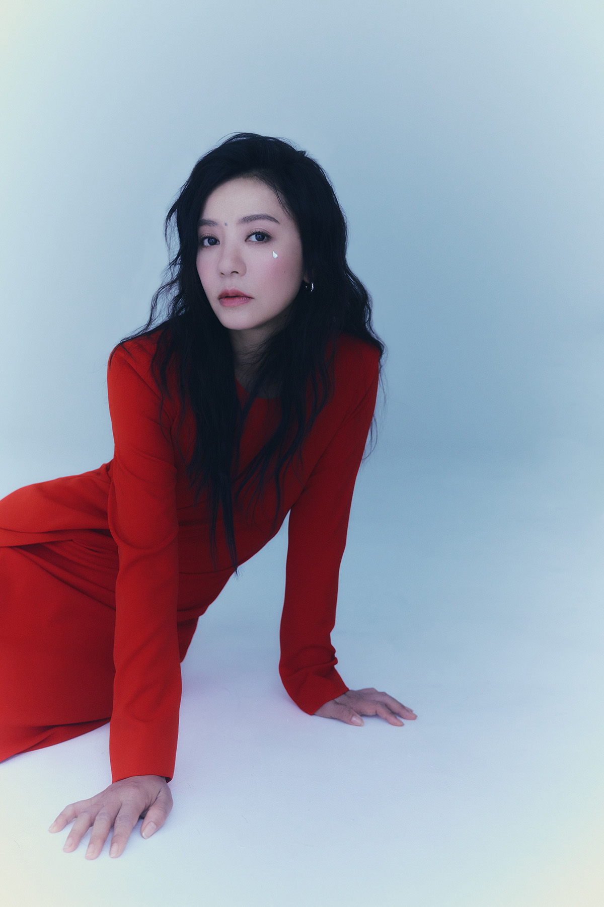 【車勢星聞】丁噹重新改編〈我愛他〉、〈猜不透〉唱出灑脫釋懷全新自己。(照片/相信音樂提供)