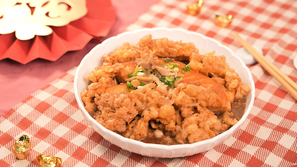 【車勢星聞】「什錦娃娃菜鮭魚燒」以香煎鮭魚搭配娃娃菜與蛋酥增添口感，層次豐富又不失清爽。