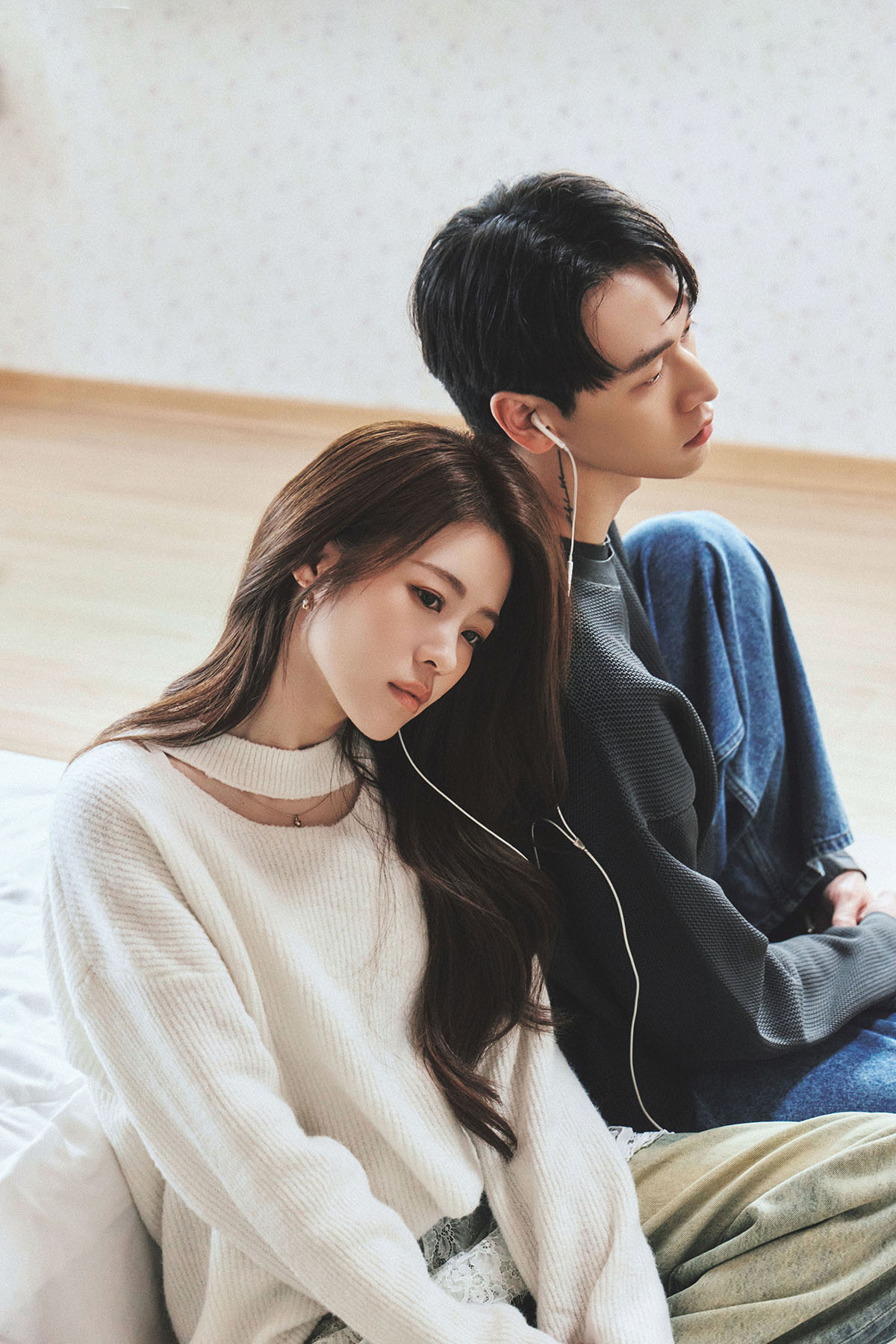 【車勢星聞】張語噥在〈親近的陌生人〉的視覺影像中，演出一對瀕臨分手的情侶，兩個人戴著同一副耳機，聽著同一首歌，卻彼此漠不關心。。(照片提供 : 索尼音樂)