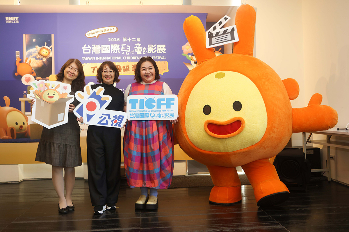 【車勢星聞】01「2026台灣國際兒童影展」策展人郭菀玲（左起）、公視副總經理謝玒玲、嘉賓鍾欣凌。(公視提供)