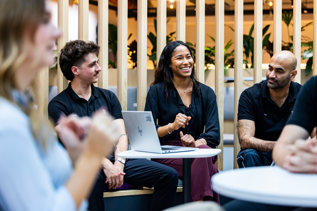 可至官網提交申請，隨後將進行線上評測與4月面試選拔，錄取者將於8月入職。
