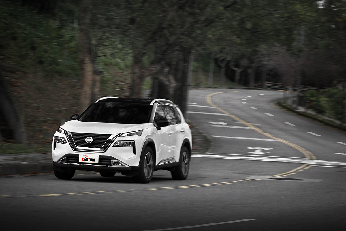 不僅油門明快，X-Trail也擁有紮實並富樂趣的底盤調性。