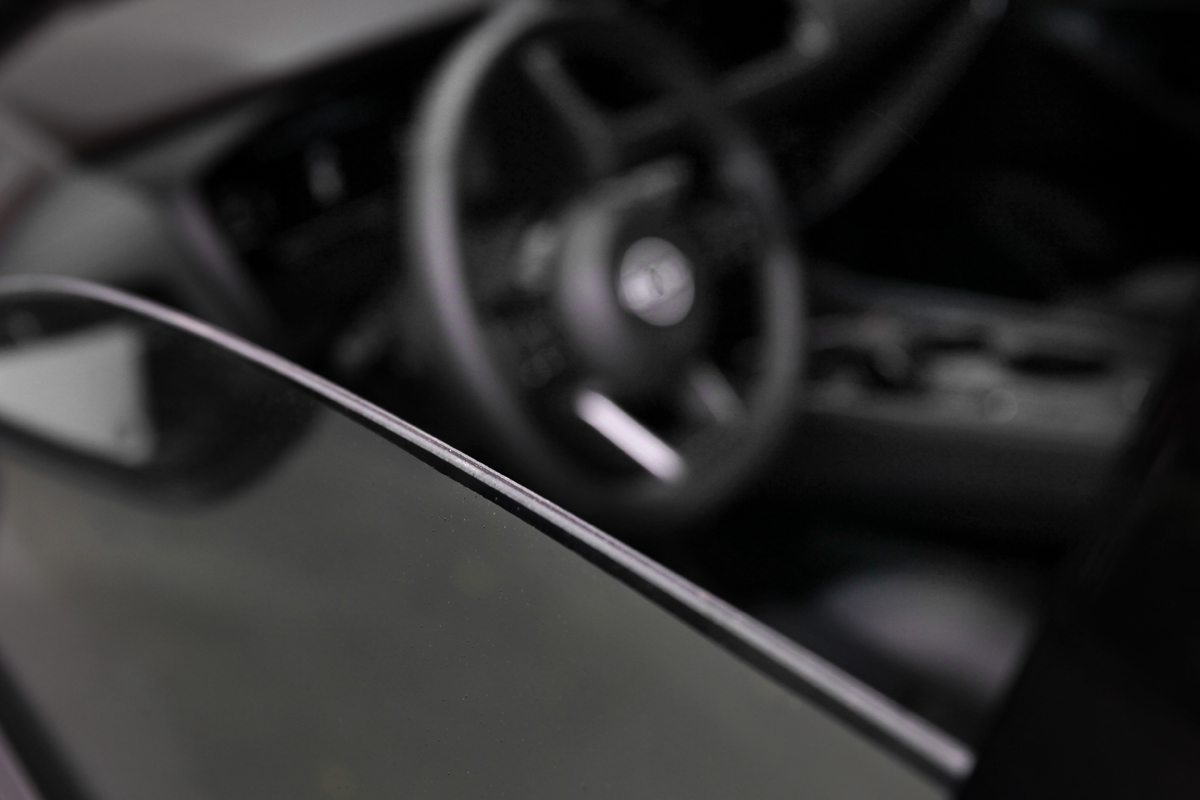 前擋與前側窗皆配置雙層隔音玻璃，自能阻絕外部噪音帶來靜謐行車感受。