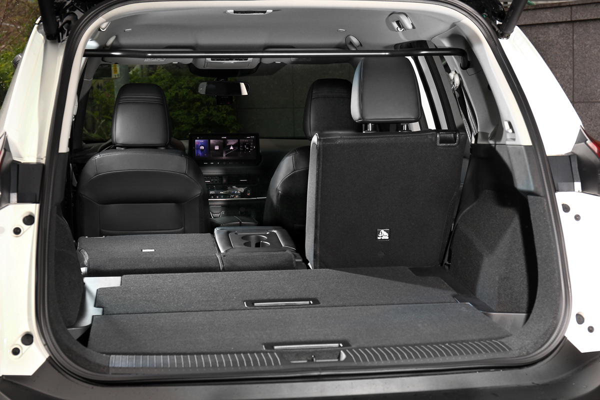 一旦將可4/2/4獨立調整的後座椅背傾倒，即可創造開闊置物空間，行李廂底板也能調整高度以利平整化。