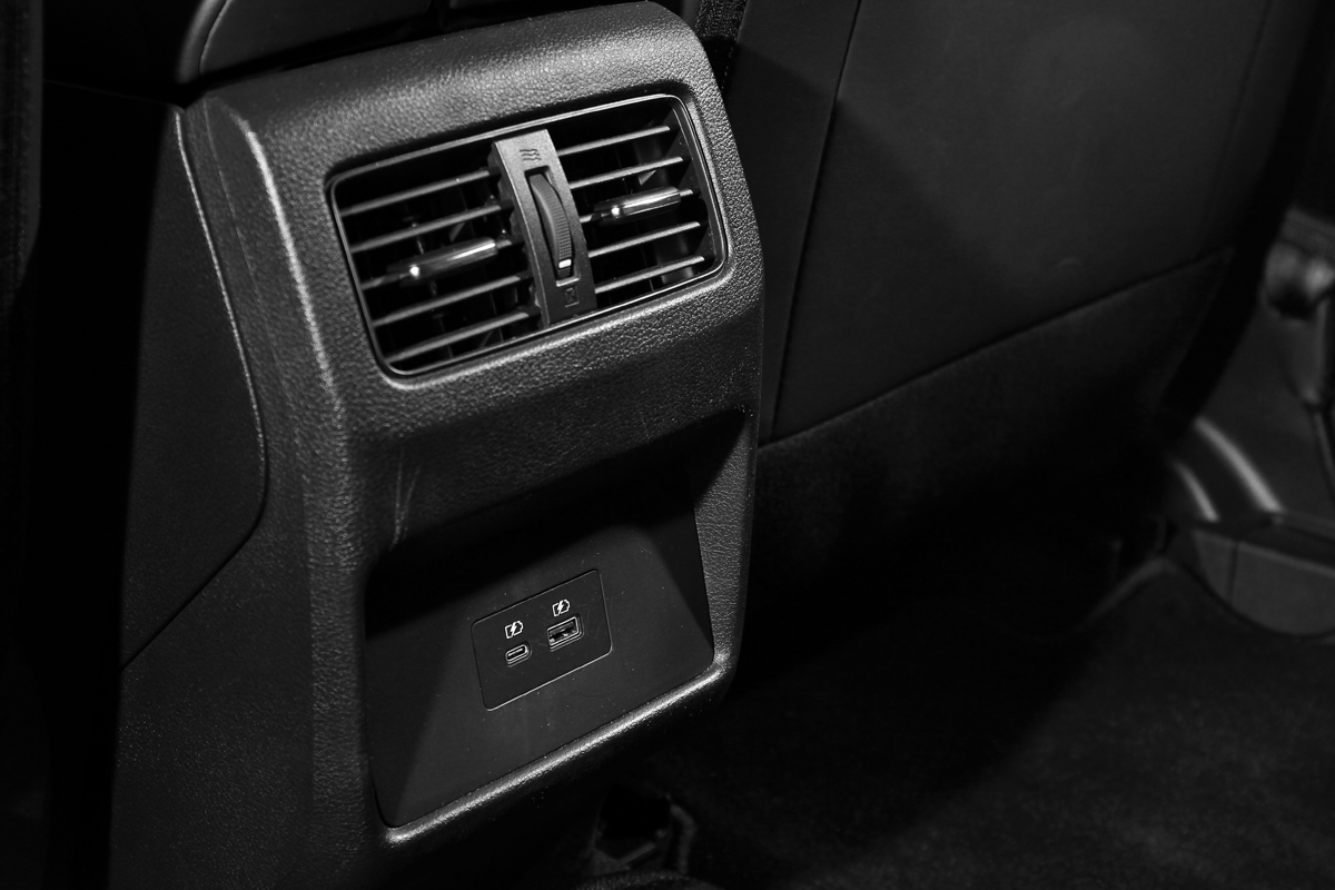 後座出風口下方更備有Type-A與Type-C兩種不同USB插孔，便利各種行動裝置回復電量。