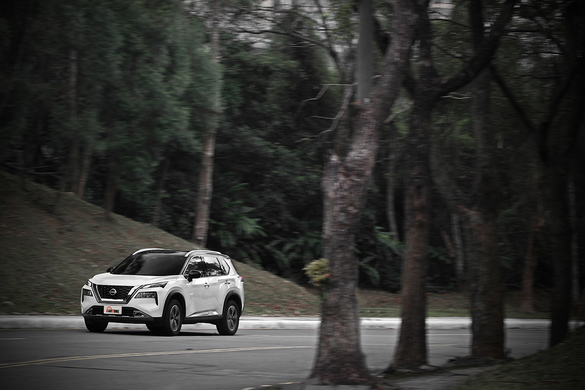 X-Trail以7片式航太級鋁合金鈑件與前後高剛性防撞樑，建構出紮實剛健車體。