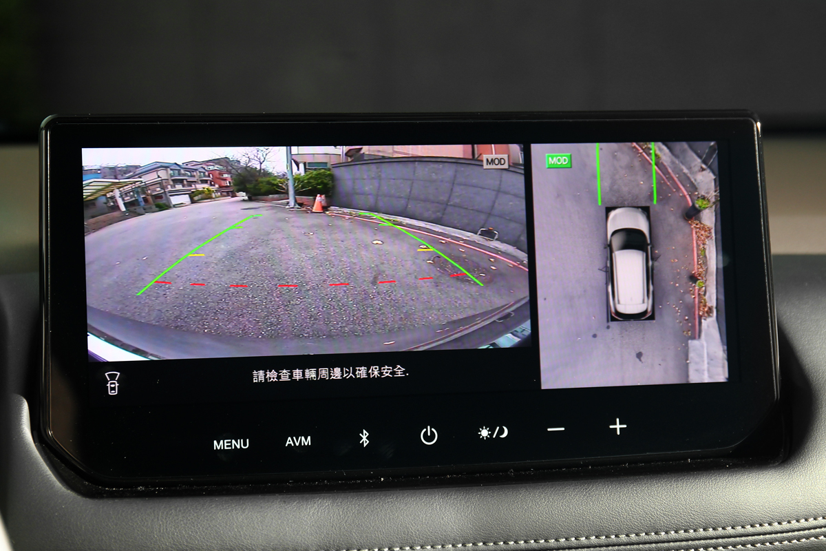 AVM 360度環景影像系統得以實景監控車輛周邊狀態，更能利用MOD移動物體偵測系統揭示可能發生的碰撞。