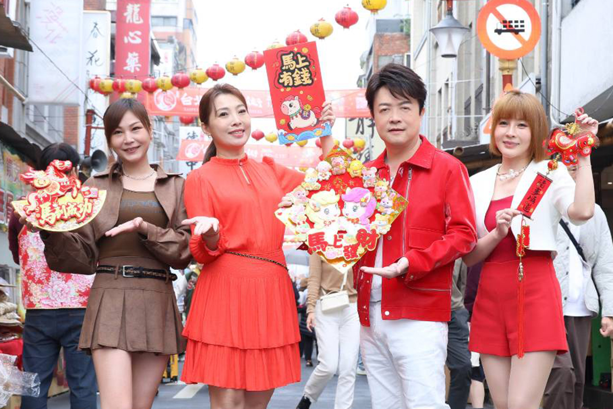 【車勢星聞】翁立友領軍蕭玉芬、唐儷、林琇琪逛年貨大街。（圖：豪記唱片提供）