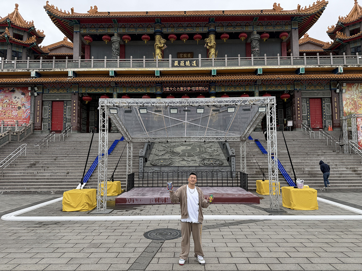 【車勢星聞】草爺首創「四驅車鑽轎底」護國宮祭出祈福神明加持。(照片提供：紅心字會)