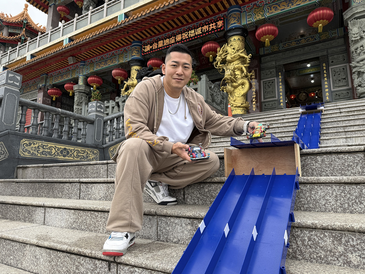 【車勢星聞】草爺首創「四驅車鑽轎底」護國宮祭出祈福神明加持。(照片提供：紅心字會)