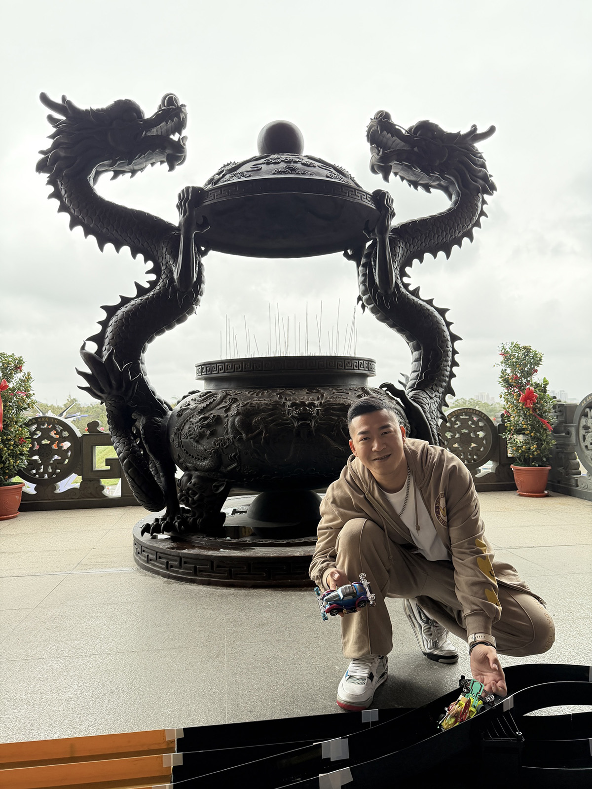 【車勢星聞】草爺巧思設計於天公爐前，設置轉換道，象徵透過神明加持轉運。(照片提供：紅心字會)