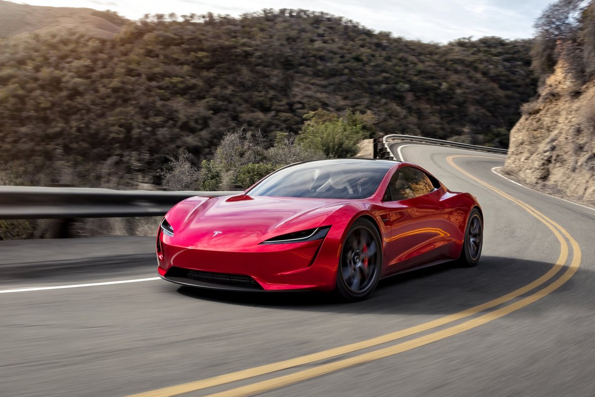 Roadster具有0～100km/h加速2.1 秒、極速400km/h性能和1,000公里續航里程。