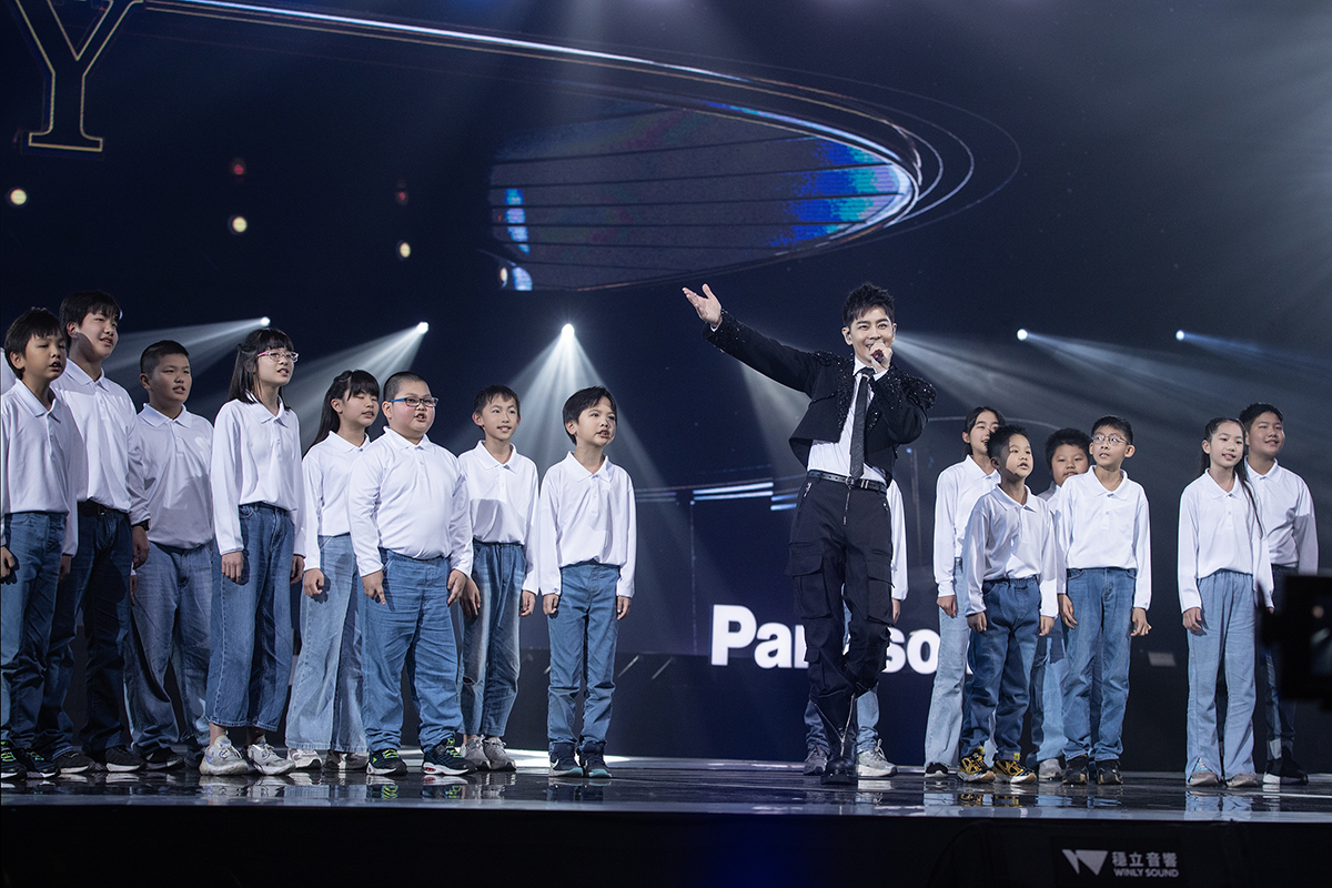 【車勢星聞】影音／林志穎登《紅白》經典神曲連發，合體笨港國小合唱團演出。（圖：台視提供）