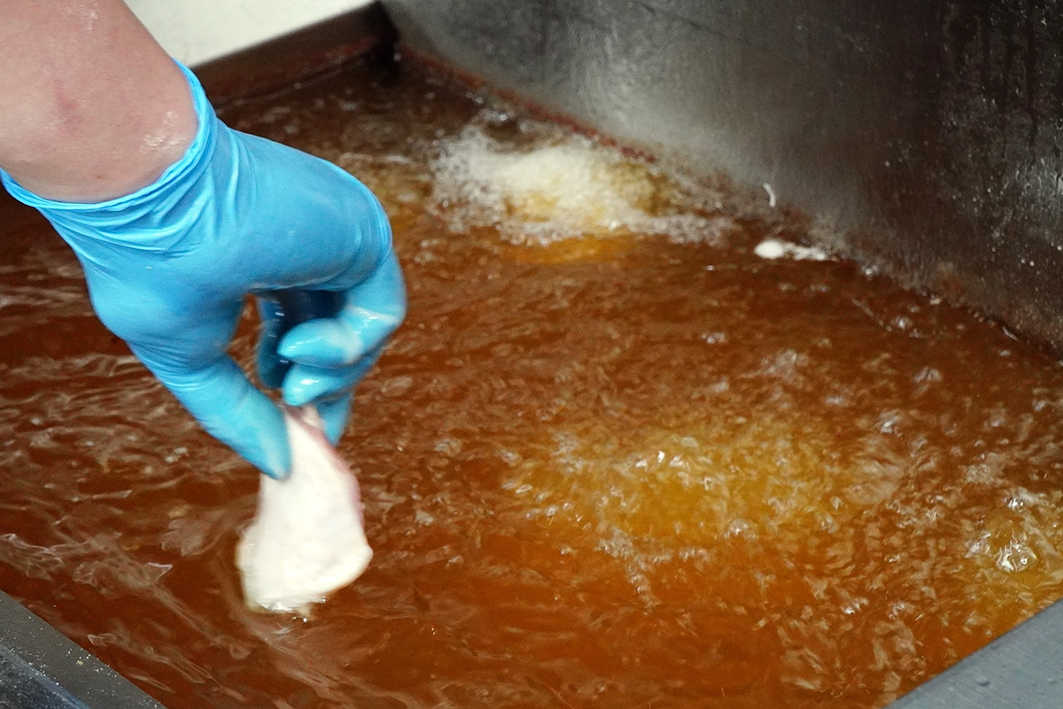 BHC炸雞，在台講究使用新鮮冷藏雞肉進行兩段式油炸，尤其與韓國採用同款可降低油耗味、耐高溫等優點的頂級葵花籽油、不同口味皆有特製麵衣等堅持。