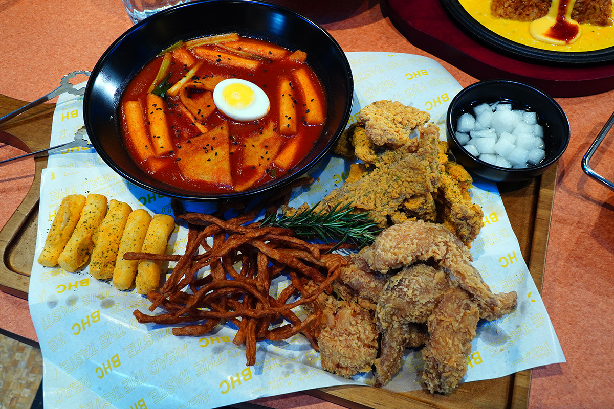 信義ATT店以聚餐型的大拼盤匯聚經典美味，可供應多人享用的「BHC炸雞聚餐盤」。