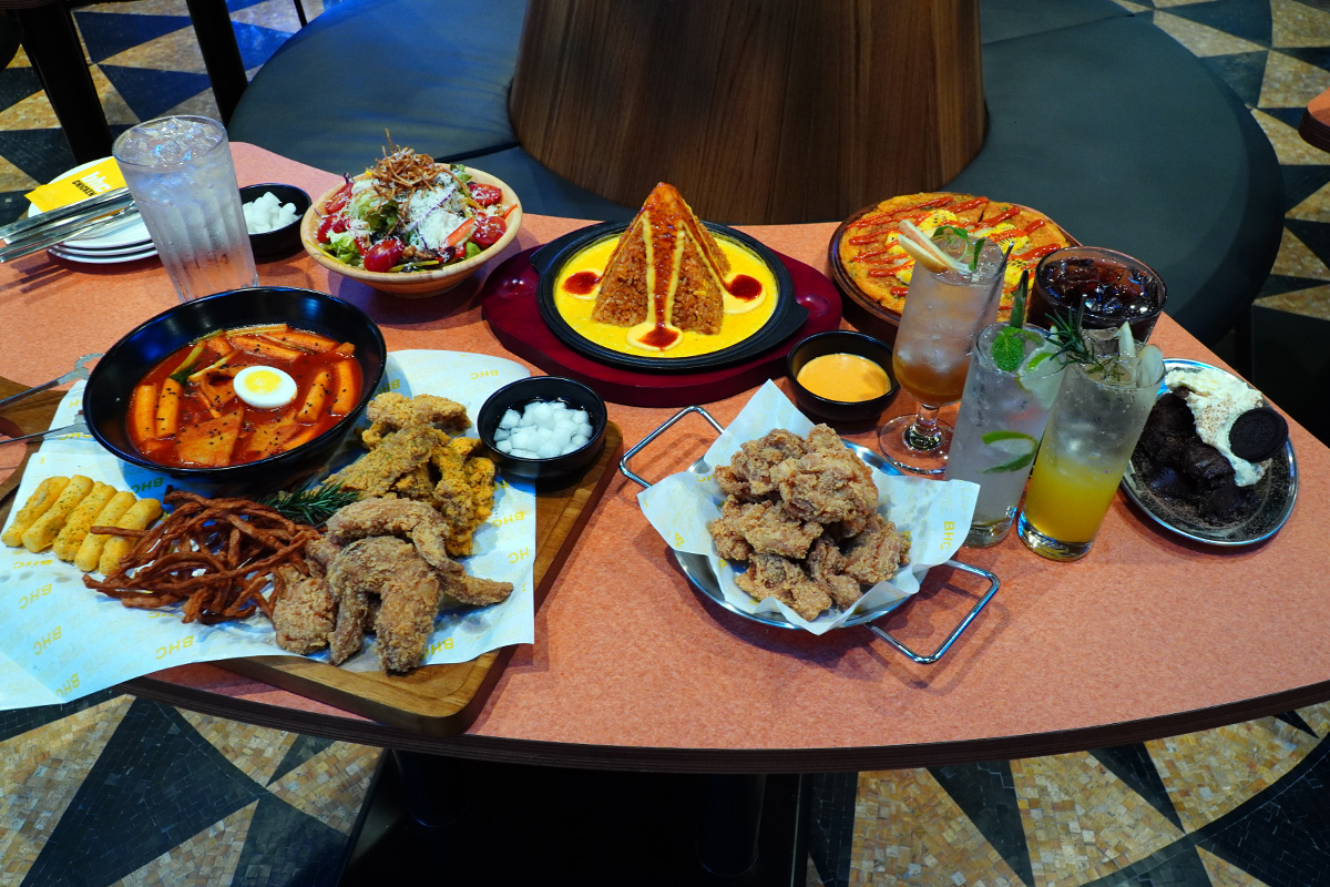 主打的「4人歡聚派對餐」，集結復古、火辣復古去骨腿塊炸雞，以及涵蓋辣炒年糕的韓食炸雞聚餐盤，搭配雪花莓果沙拉、玉米起司辛奇煎餅、紅王醬芝士辛奇拌飯與飲品4杯。