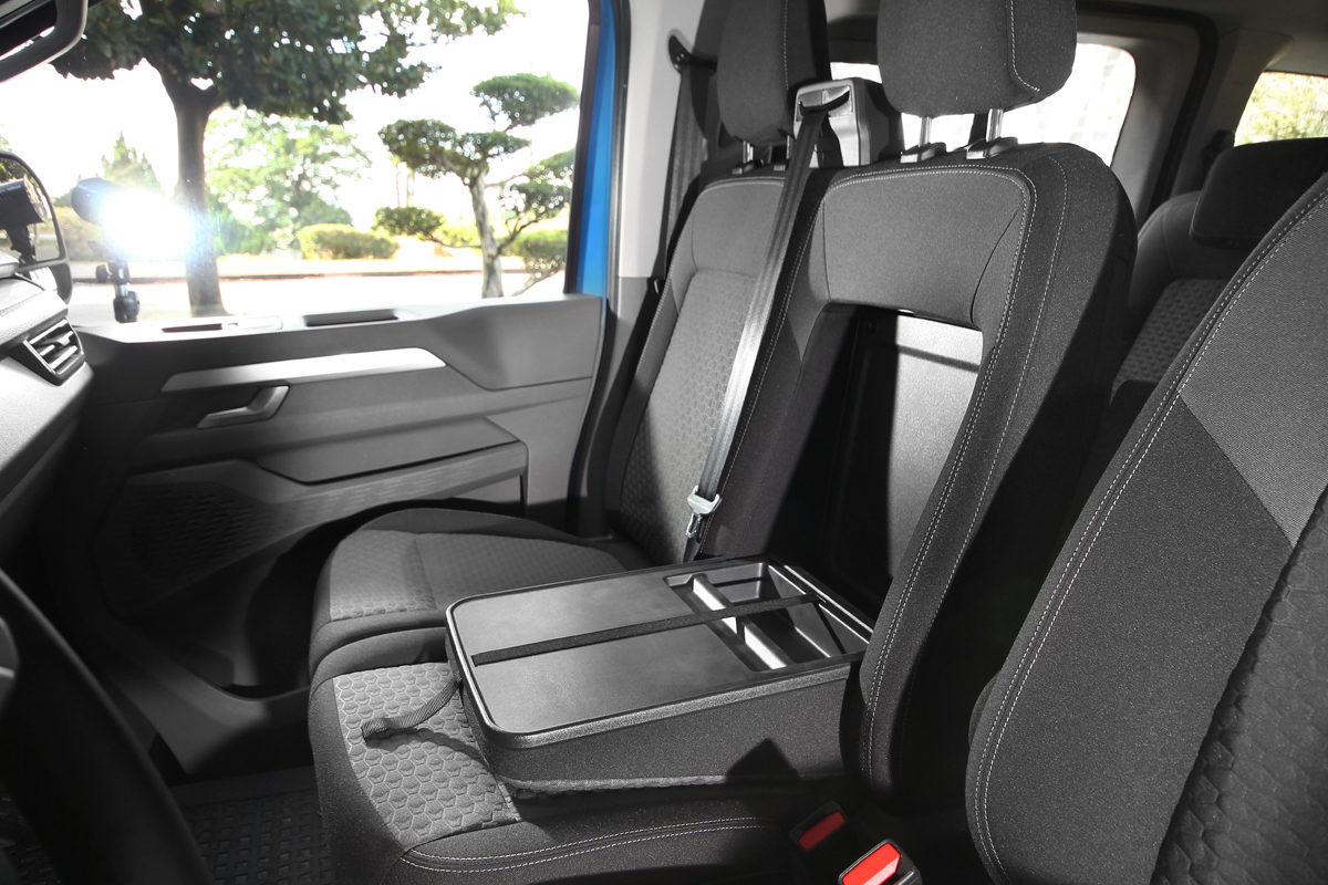 前座中央椅背倒放後則有簡易餐桌。