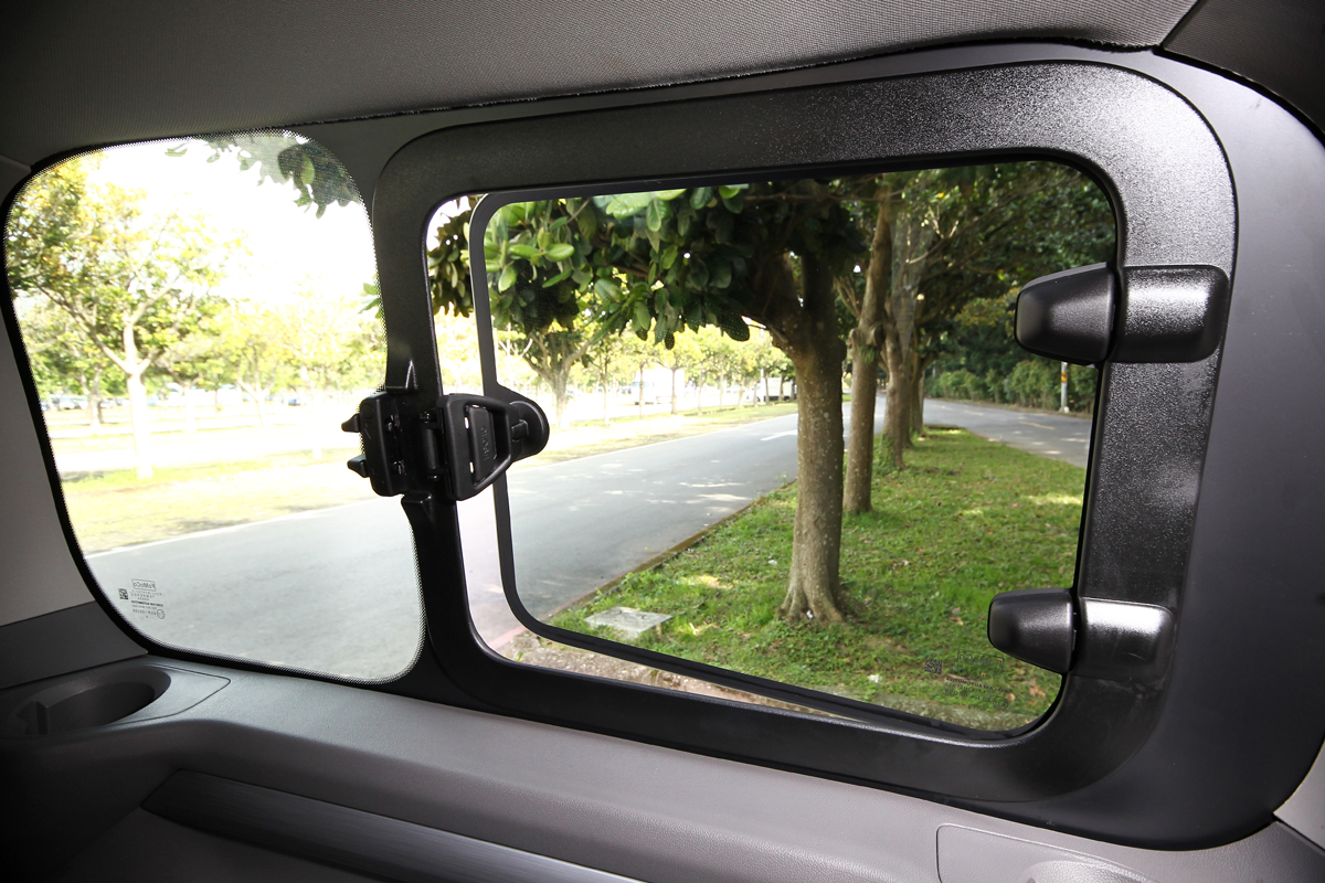 Life 170車型以上配備後座外推式車窗。