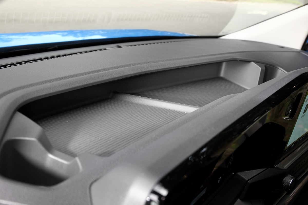 前座規劃雙層手套箱和儀表平台收納空間。