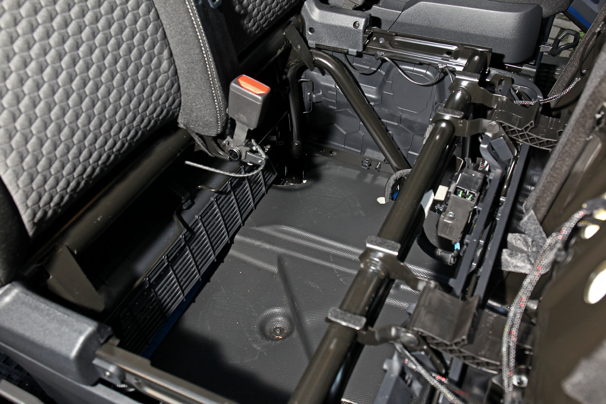 副駕駛座下方有規畫收納。