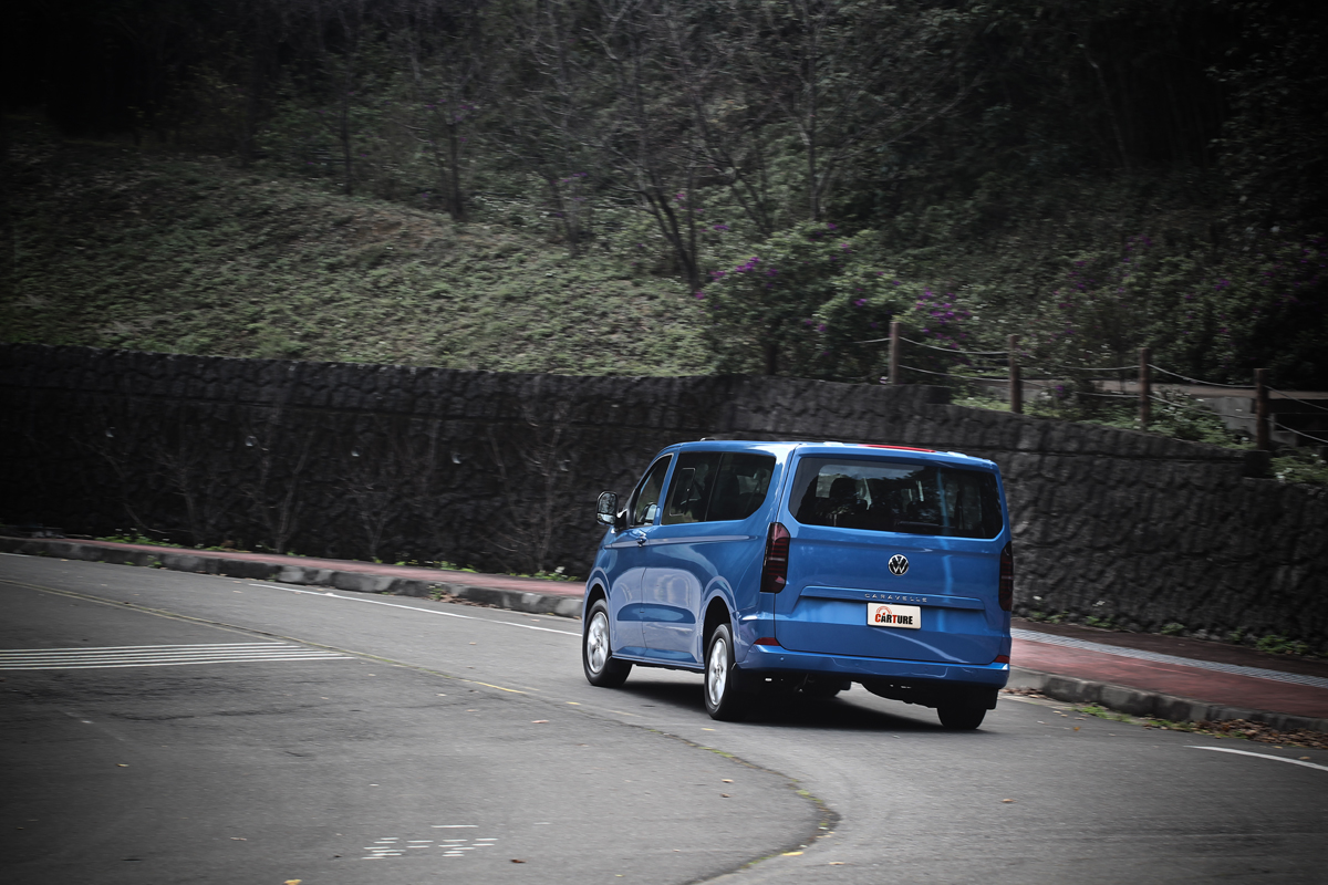 Caravelle無論高巡航或是彎路都沉穩的表現。