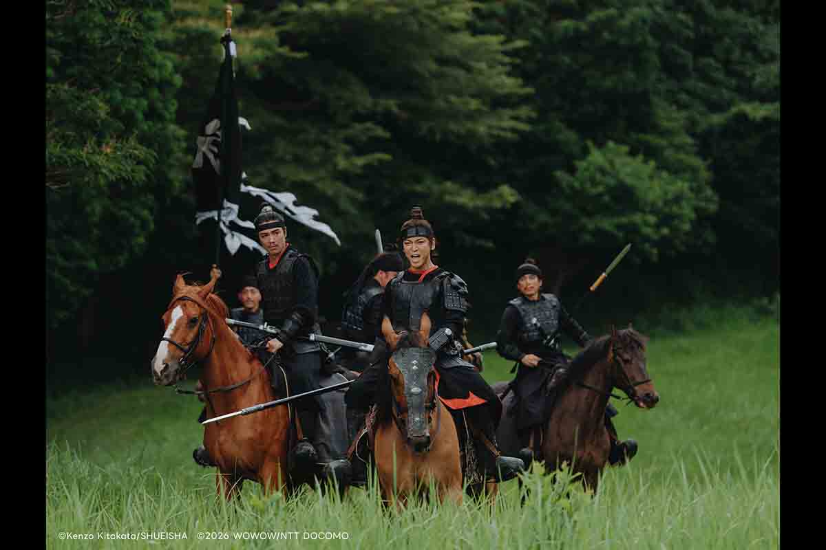 【車勢星聞】《北方謙三 水滸傳》龜梨和也（前排右）飾演武藝高強卻背負悲劇命運的林冲。（圖片提供：Hami Video）