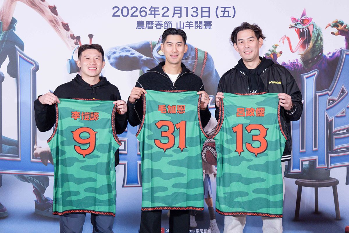 【車勢星聞】索尼影業贈送電影中的衝刺隊球衣給三位配音球員。(索尼影業)