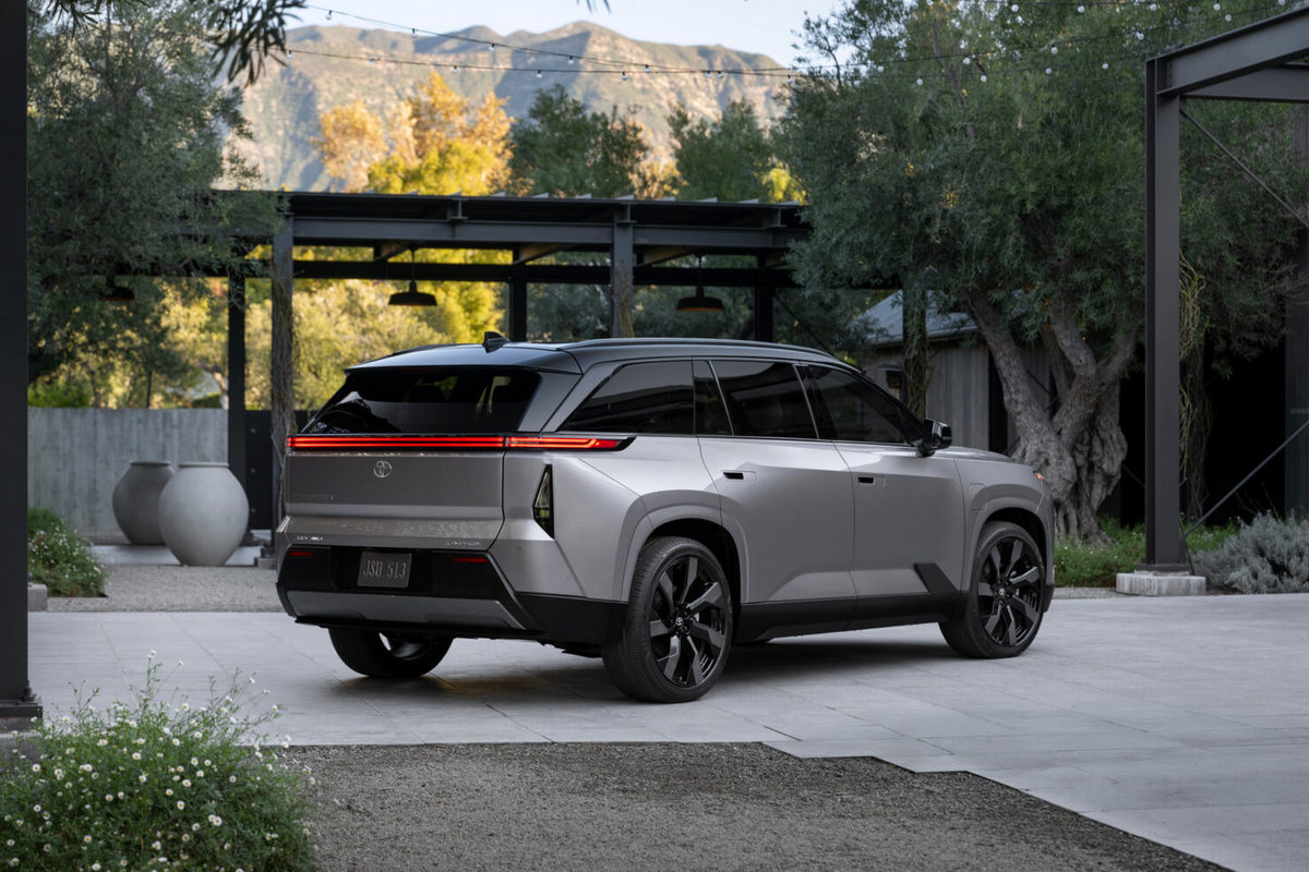 純電Highlander採用Toyota最新貫穿式頭尾燈設計和簡約俐落的車身線條設計語彙。