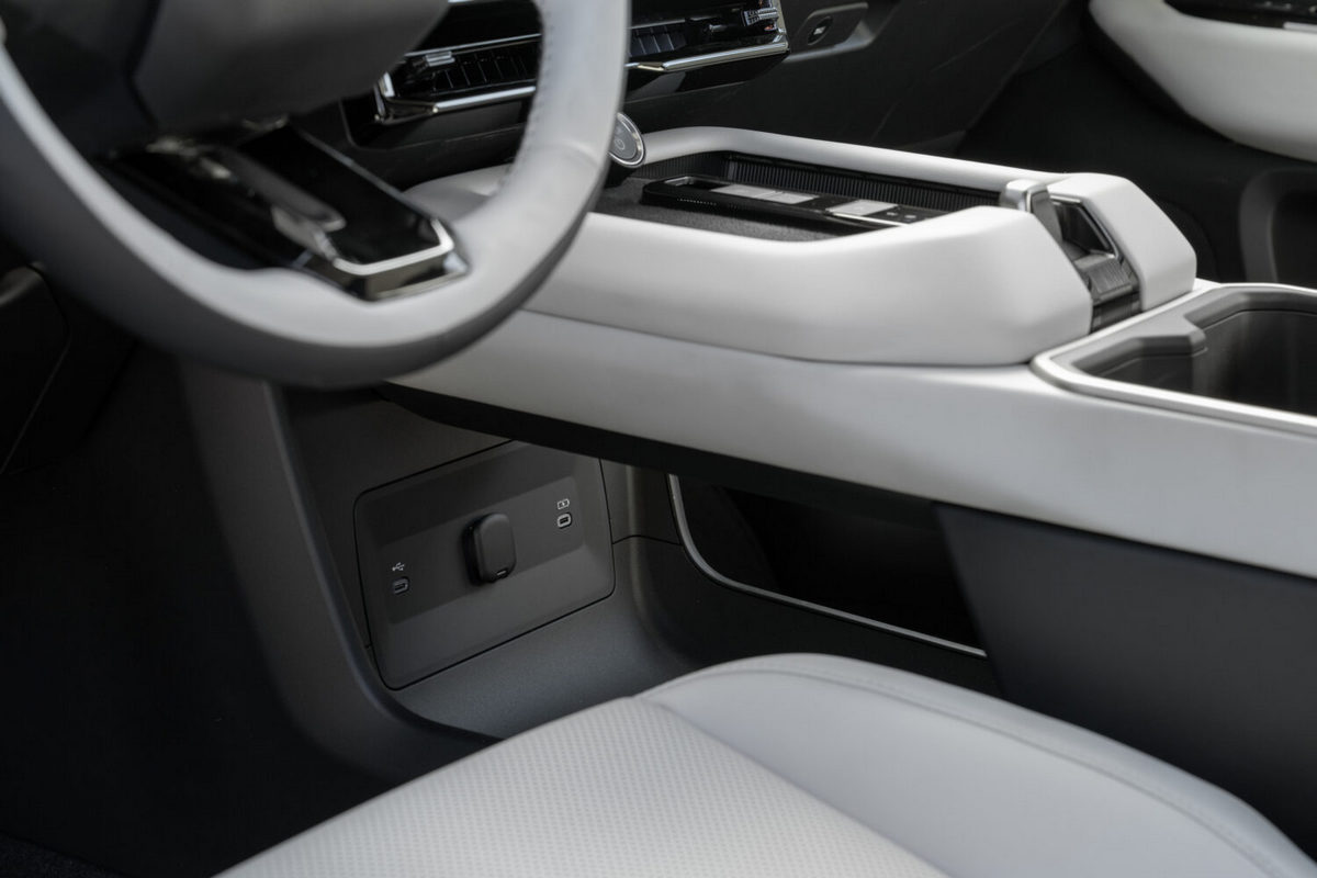 排檔座下方也有規劃置物空間和Type C充電孔。