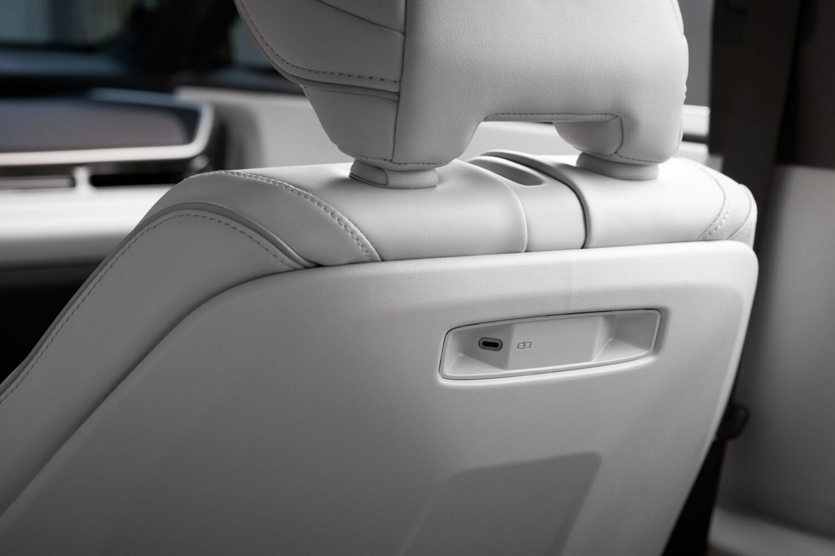 前座椅背也有提供充電。