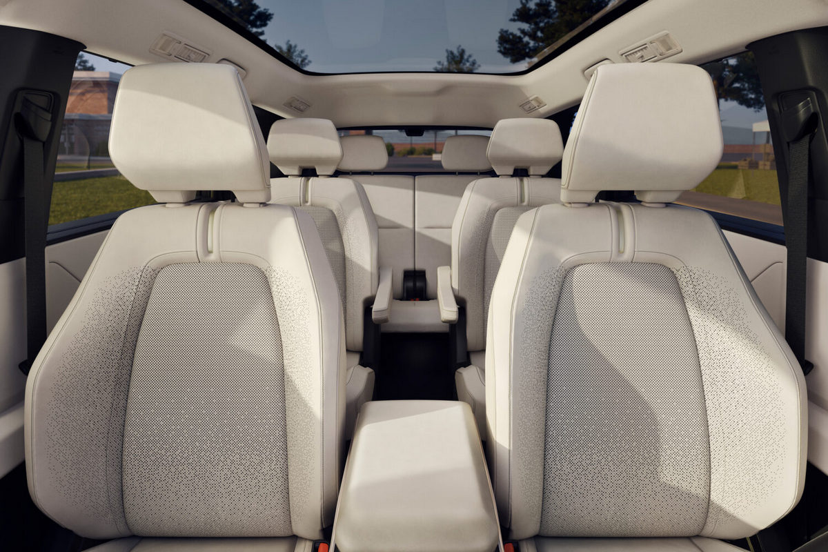 規劃六人座與七人座選項，前座標配加熱，並可選配前座通風和第二排加熱功能。