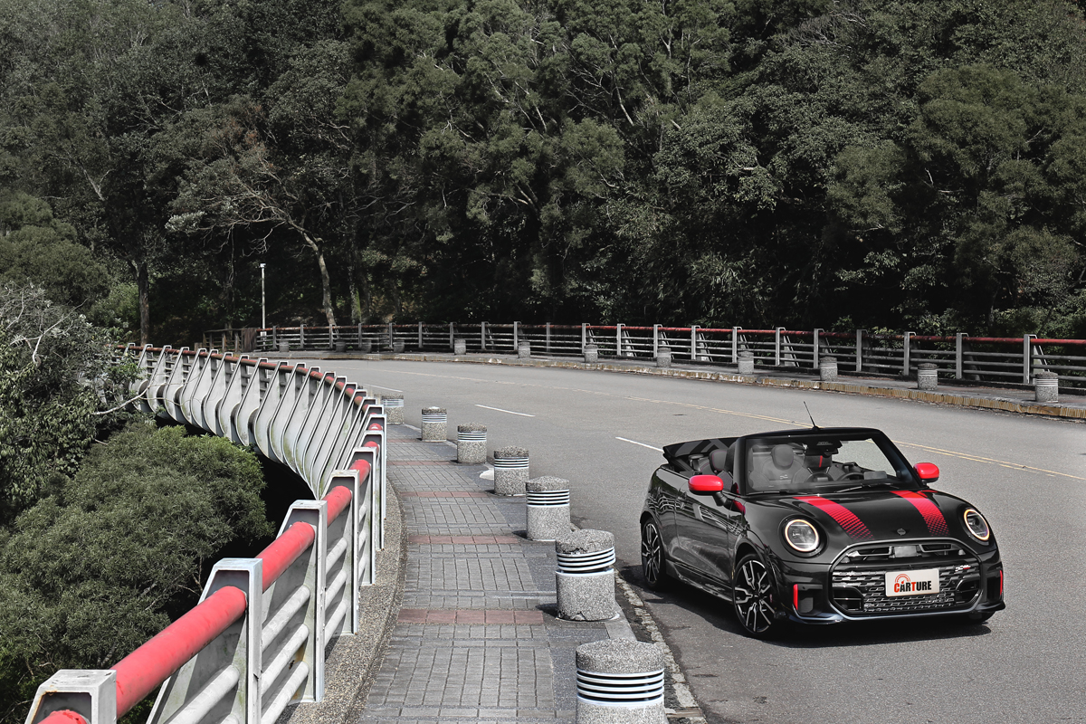 國內終於導入Mini John Cooper Works Cabrio了。