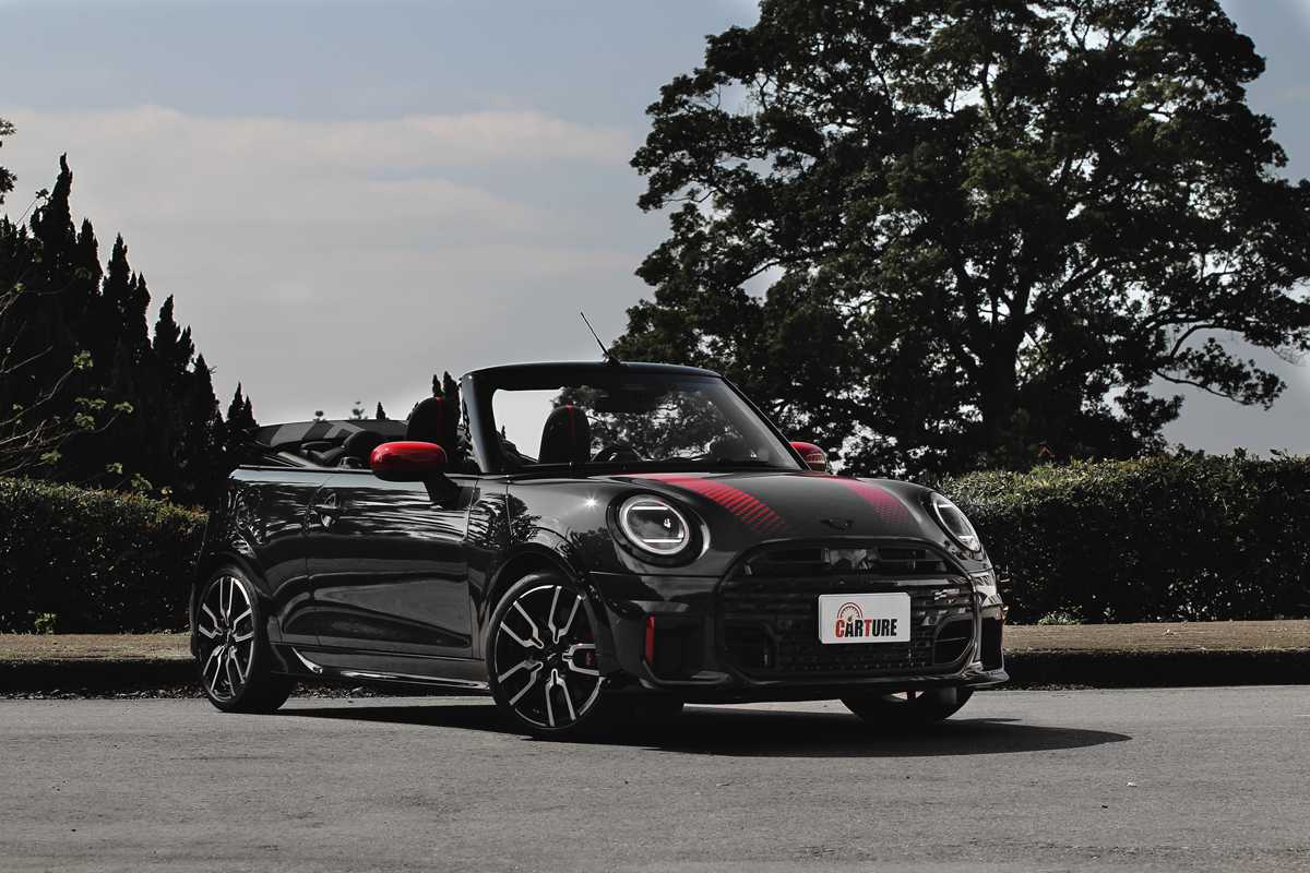 Mini John Cooper Works Cabrio在John Cooper Works空力套件妝扮下有著比Mini Cooper S Cabrio更兇狠的樣貌。