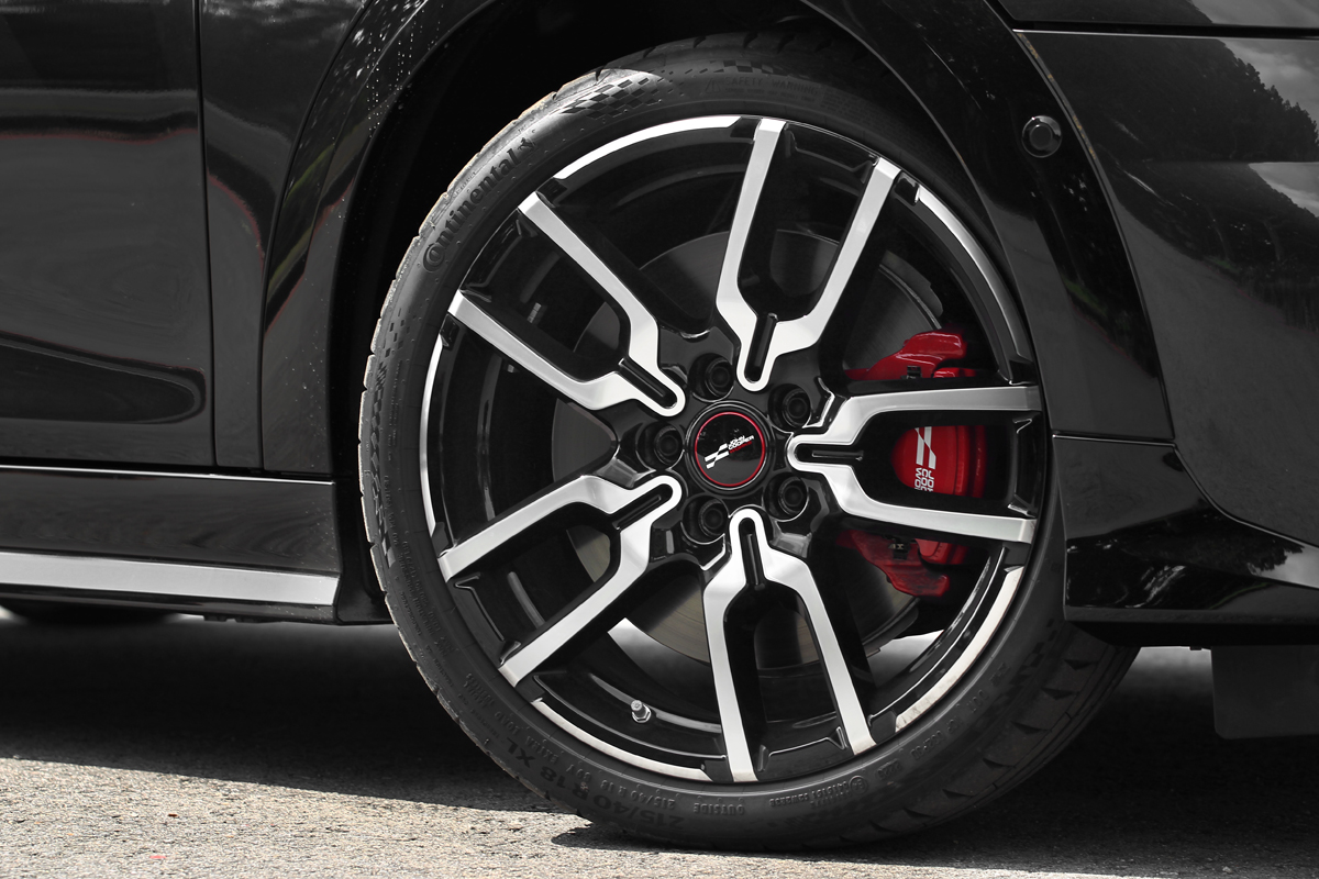 配備18吋JCW Lap Spoke輪圈。