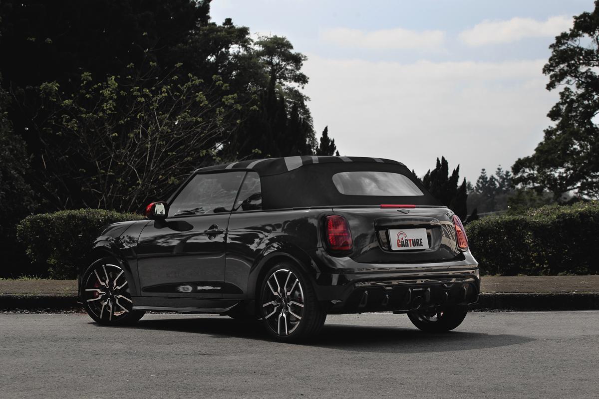 中置排氣管清楚說明Mini John Cooper Works Cabrio不好惹。