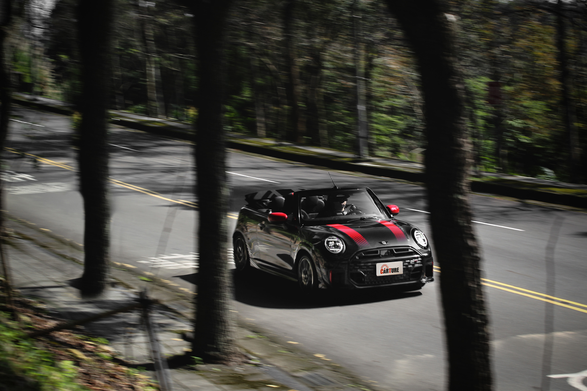 由於先前有Mini John Cooper Works試駕體驗，因此以為就大概了解Mini John Cooper Works Cabrio的表現。