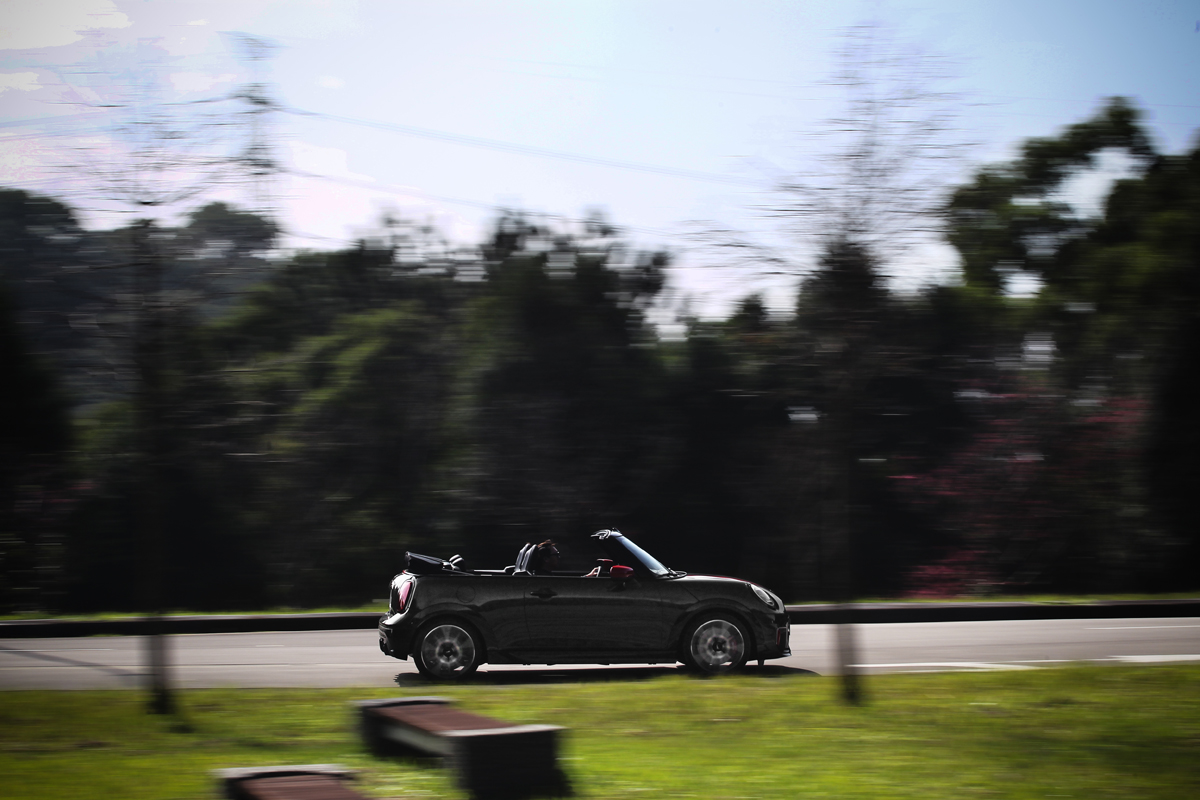 動力雖然和Mini John Cooper Works相同，但開篷操駕所帶來的感官衝擊則是完全不同。