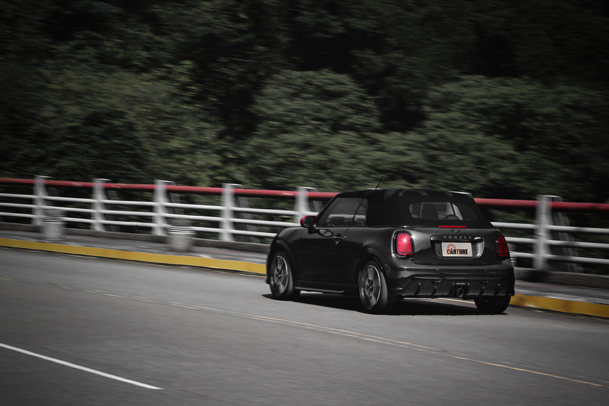 JCW專屬運動化懸吊提供紮實穩定的支撐性，路感回饋也比當年成熟許多。