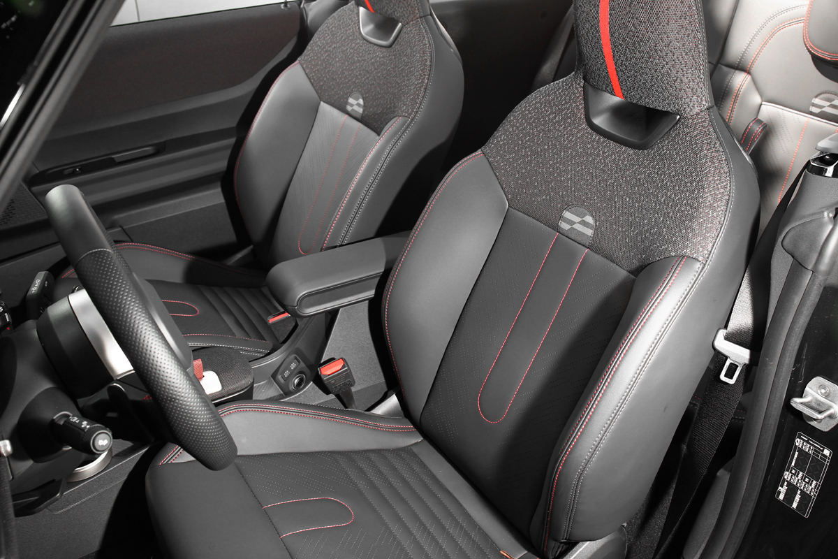 配備John Cooper Works雙前座賽車座椅。