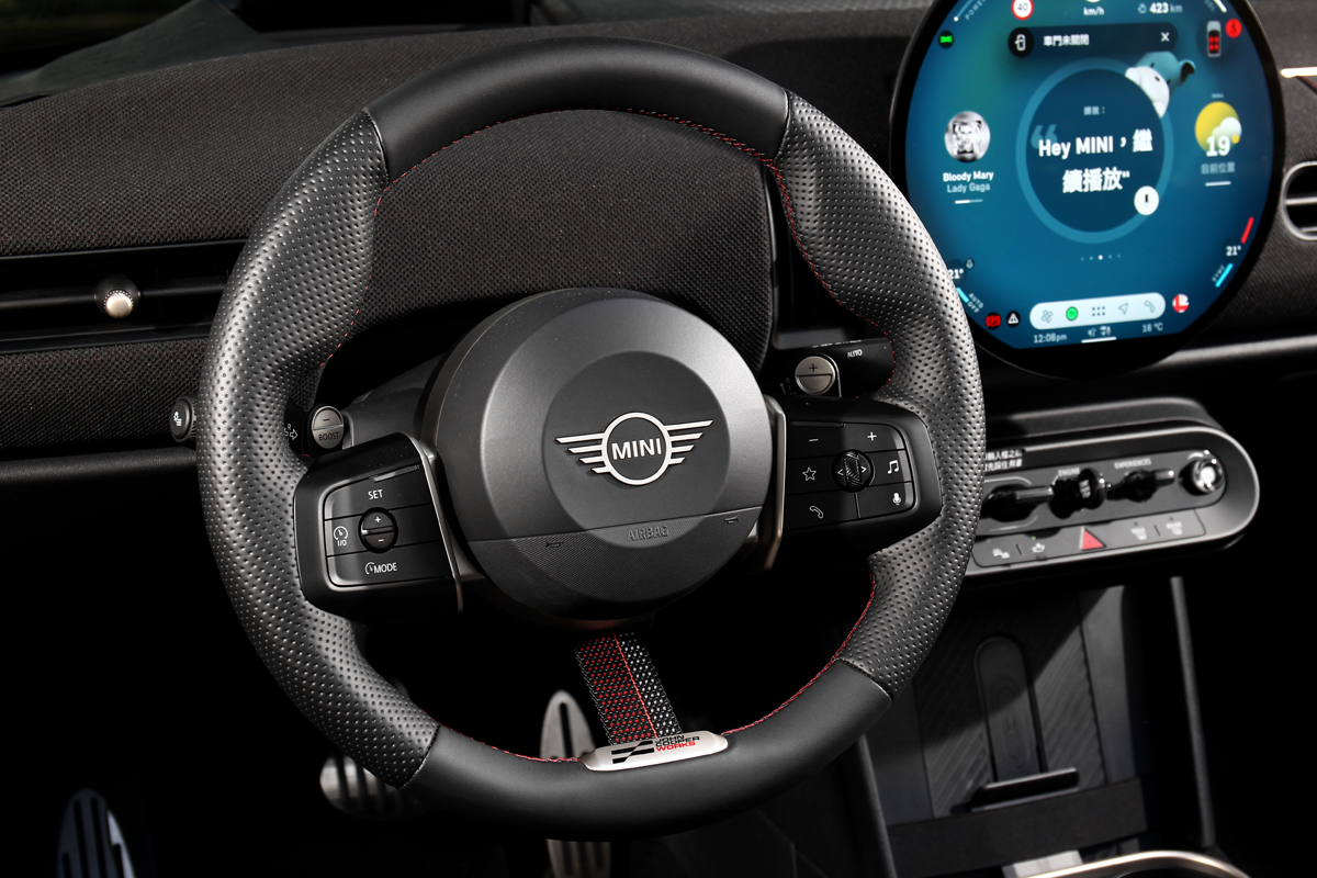 新世代Mini方向盤編織布相當獨特討喜。