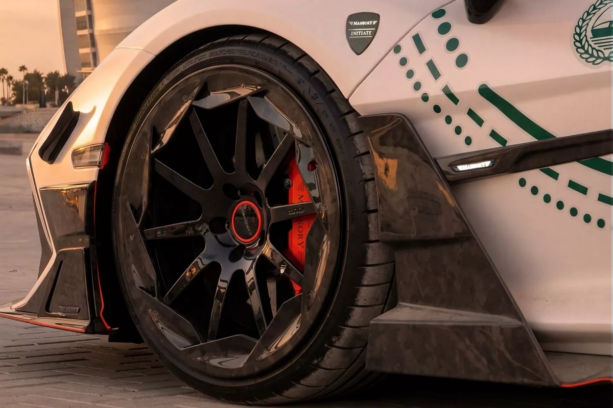 Mansory替杜拜警察的Lamborghini Revuelto配備碳纖維下擾流、定風翼、側擾流飾板。