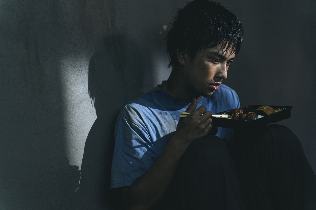 【車勢星聞】《失樂園》曾敬驊滿身污漬蜷縮紙板　球棒男凶狠逼近畫面曝光。(照片提供： 「冬候鳥電影」 、「文策院」)