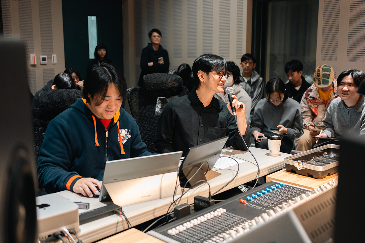 【車勢星聞】北流攜手三金音樂製作人陳建騏舉辦《金曲與交響樂改編錄音觀摩》活動，開放學員近距離觀摩陳建騏與錄音師林尚伯、朱品豪，以及樂手團隊「布袋青少年交響樂團（BYSO）」合作錄製金曲歌后魏如萱在《2026 WE ARE 我們的除夕夜》的演出歌曲〈HAVE A NICE DAY〉。圖為陳建騏向學員解說。圖_北流提供 (3)