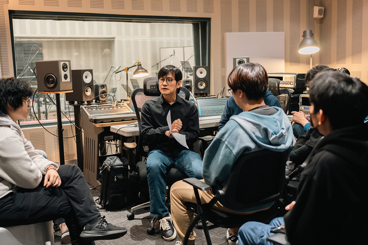 【車勢星聞】北流攜手三金音樂製作人陳建騏舉辦《金曲與交響樂改編錄音觀摩》活動，開放學員近距離觀摩陳建騏與錄音師林尚伯、朱品豪，以及樂手團隊「布袋青少年交響樂團（BYSO）」合作錄製金曲歌后魏如萱在《2026 WE ARE 我們的除夕夜》的演出歌曲〈HAVE A NICE DAY〉。圖為陳建騏向學員解說。圖_北流提供 (1)